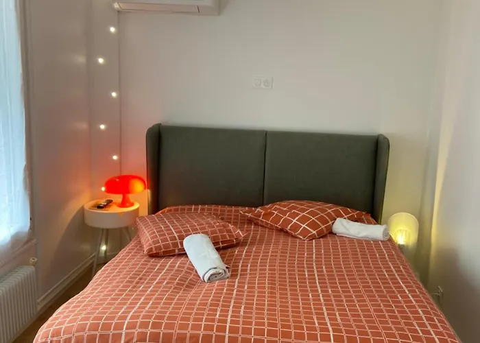 Apartment Orange & Art